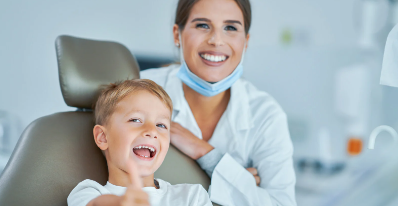 Strach przed dentystą – jak pomóc dziecku go przezwyciężyć?