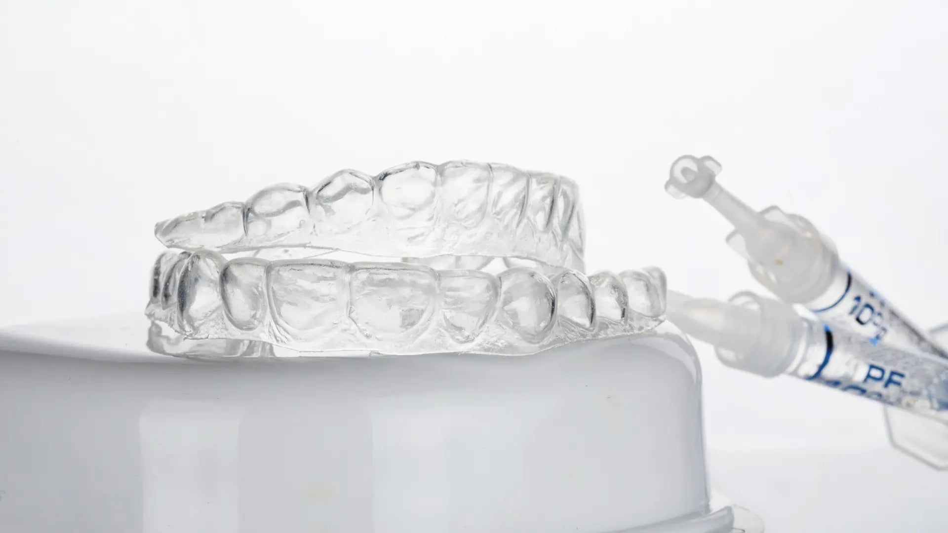 Nakładki wybielające zębów i strzykawki z żelem wybielającym